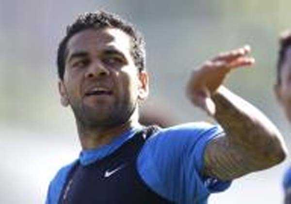 आल्वेस ने टूटी कलाई की सर्जरी कराई आल्वेस ने टूटी कलाई की सर्जरी कराई